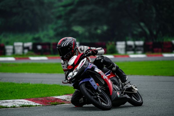 Quels sont les meilleurs systèmes de communication Bluetooth pour les casques de moto?